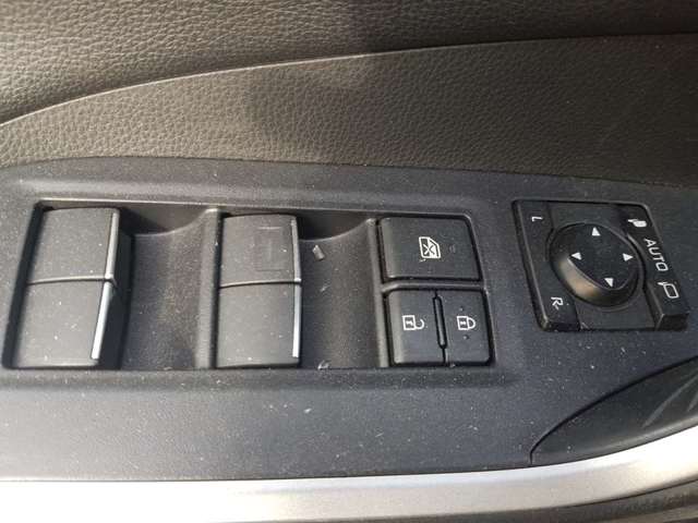 Panel przyciskowy sterowania podnośnikiem szyby przedni lewy 8404042030 Toyota